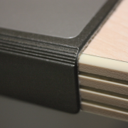 Podložka na stôl s priehľadnou fóliou a ochranou rohu 65x52cm čierna